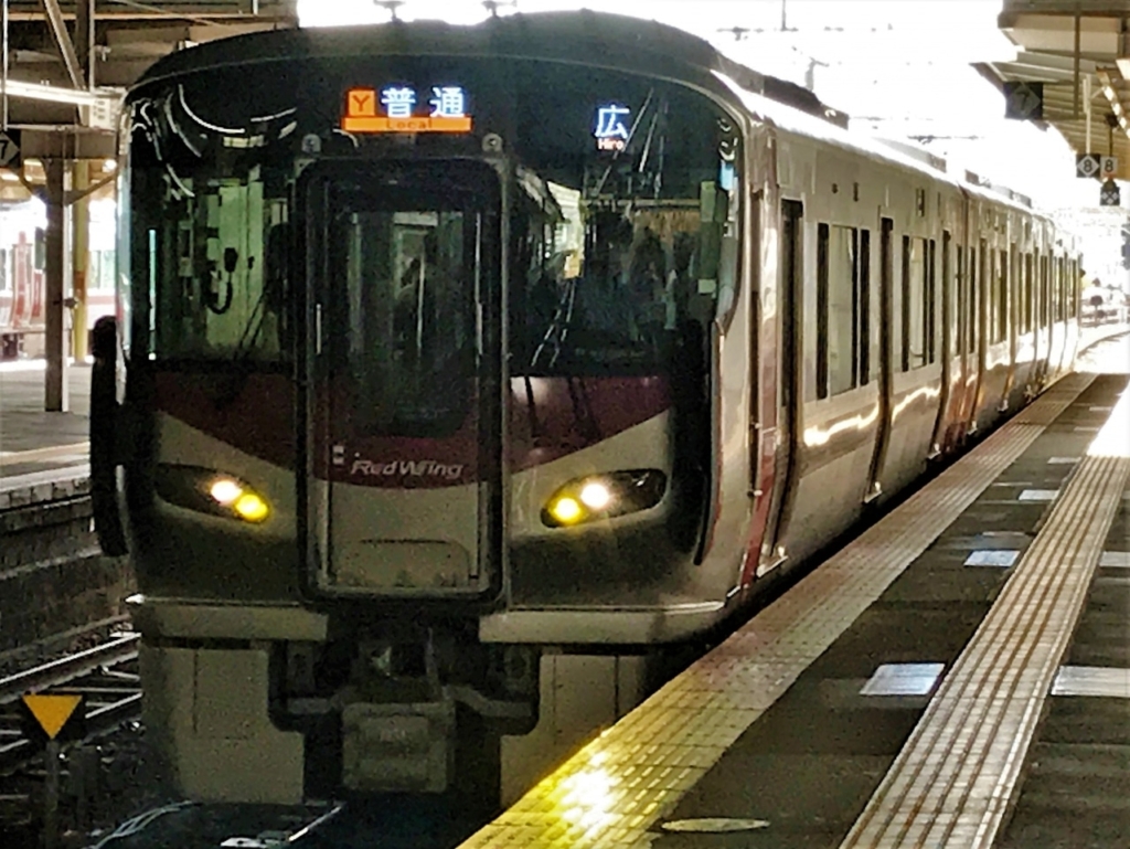 広島駅に入線するJR西日本227系電車