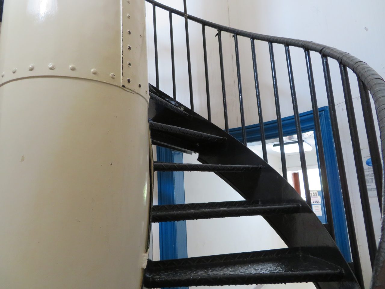 「日御碕灯台」内の螺旋階段。急勾配かつ狭いので移動が大変
