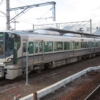 【写真】和歌山線を走るJR西日本227系電車（橋本駅にて）