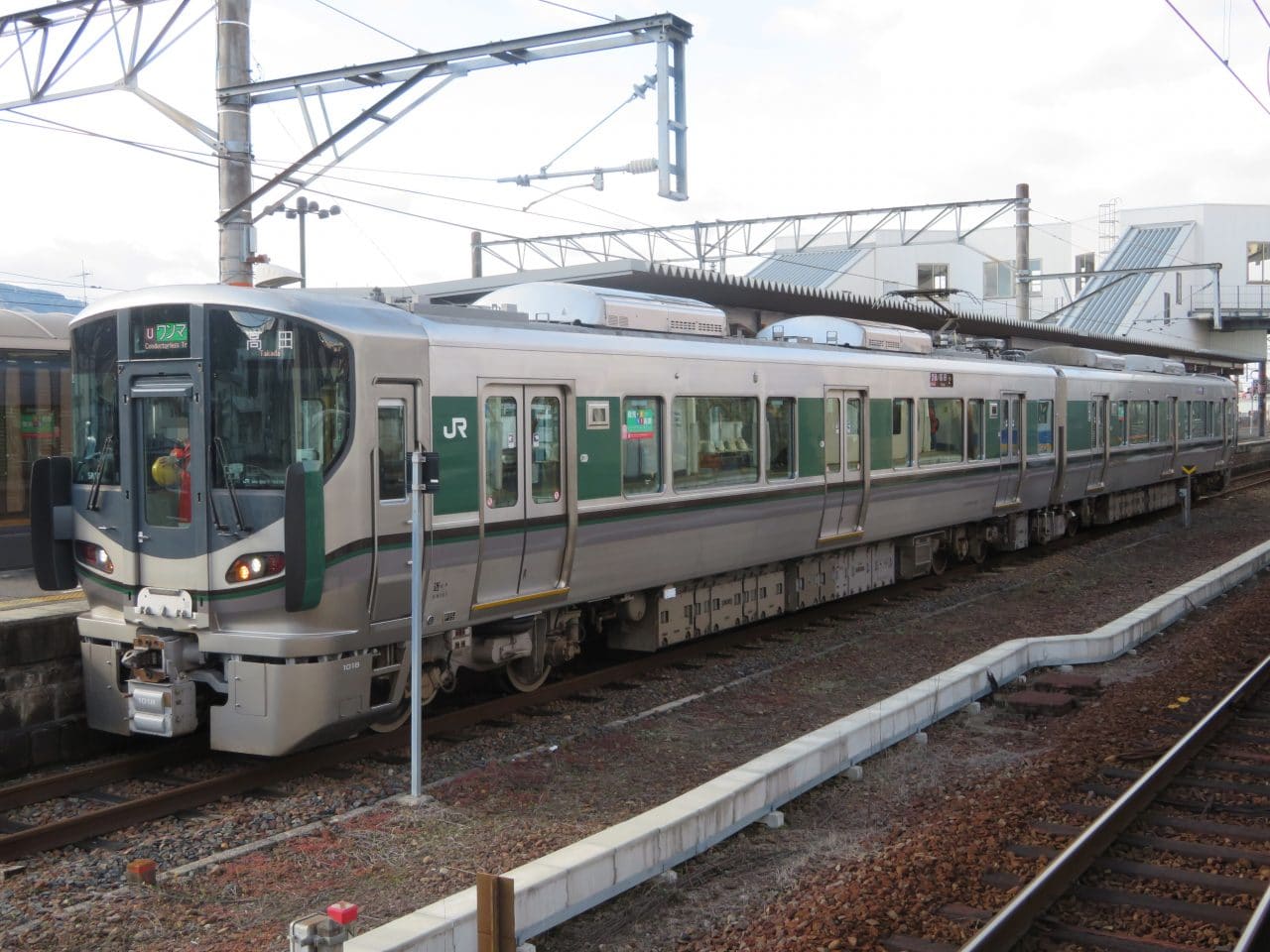 JR橋本駅に停車中の227系電車