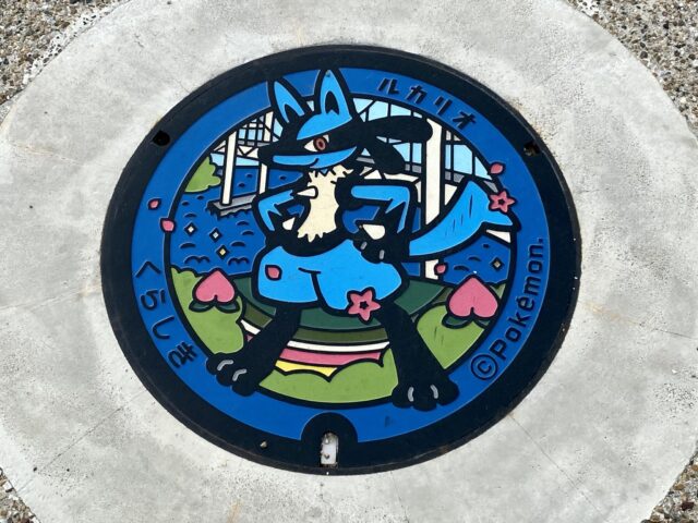 鷲羽山展望台の敷地内に設置されている「ポケふた」（岡山県倉敷市にて）