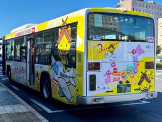 こちらは出雲市内を走っている「しまねっこ」ラッピングのバスでございます。出雲空港のPRでもありますね。ただ、普通の路線バス車両なので、仮に乗っても空港に行くことができそうにないのが少し残念ではありますが……。
ところで、松江市内においても同じようなラッピング車両があるのでしょうか。気になるところです。

#島根県 #出雲市 #しまねっこ #島根県観光キャラクター #ご当地キャラクター #出雲縁結び空港 #出雲空港 #一畑バス #路線バス #ラッピングバス